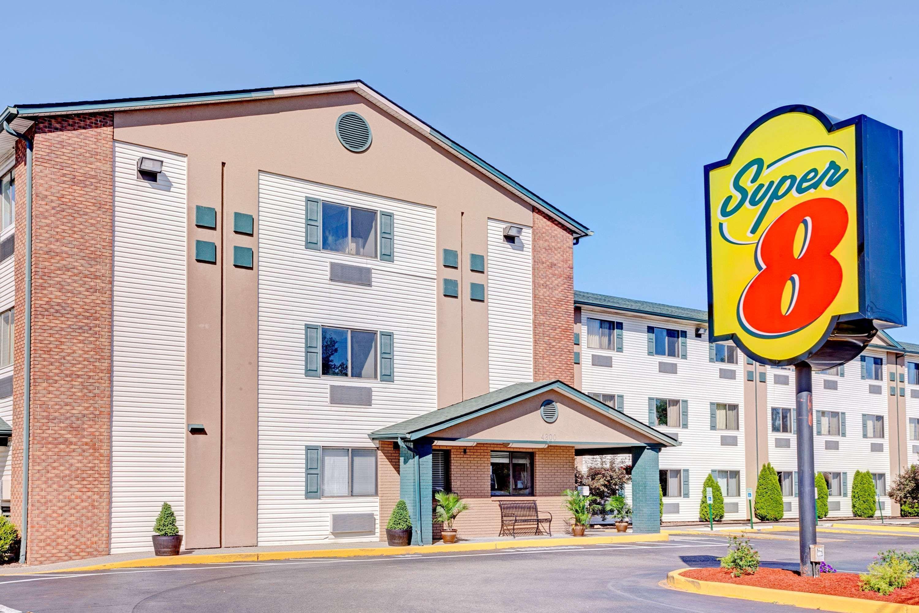 Super 8 By Wyndham Louisville Airport Exterior photo